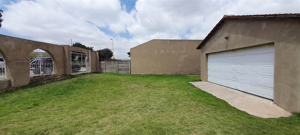 3 Bed House in Kagiso photo number 12
