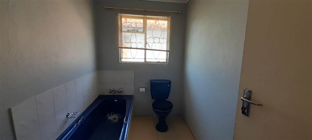 3 Bed House in Kagiso photo number 11