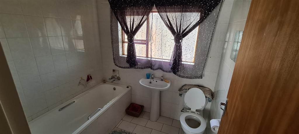 2 Bed House in Ventersdorp photo number 13