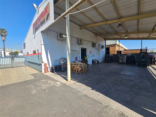 330  m² Industrial space in New State Area
