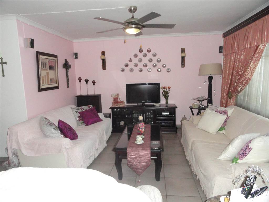 3 Bed Townhouse in Rustenburg photo number 7