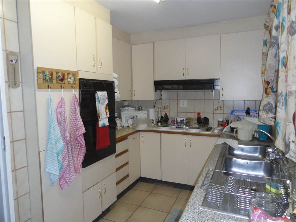 3 Bed Townhouse in Rustenburg photo number 6
