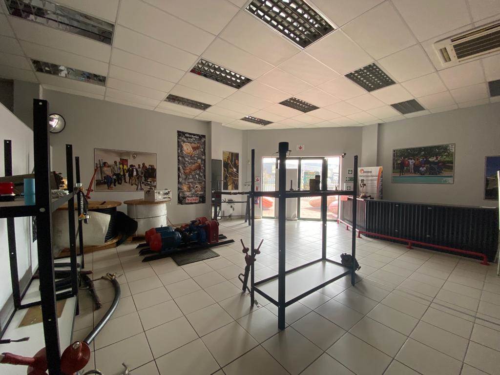 350  m² Commercial space in Klipfontein photo number 2