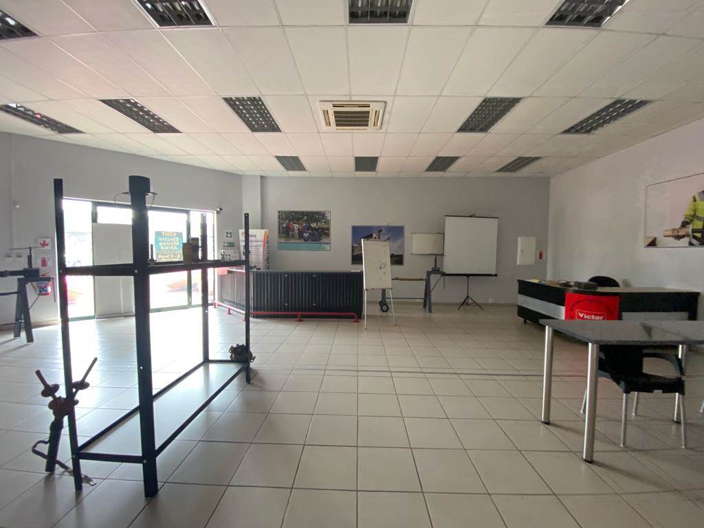 350  m² Commercial space in Klipfontein photo number 3