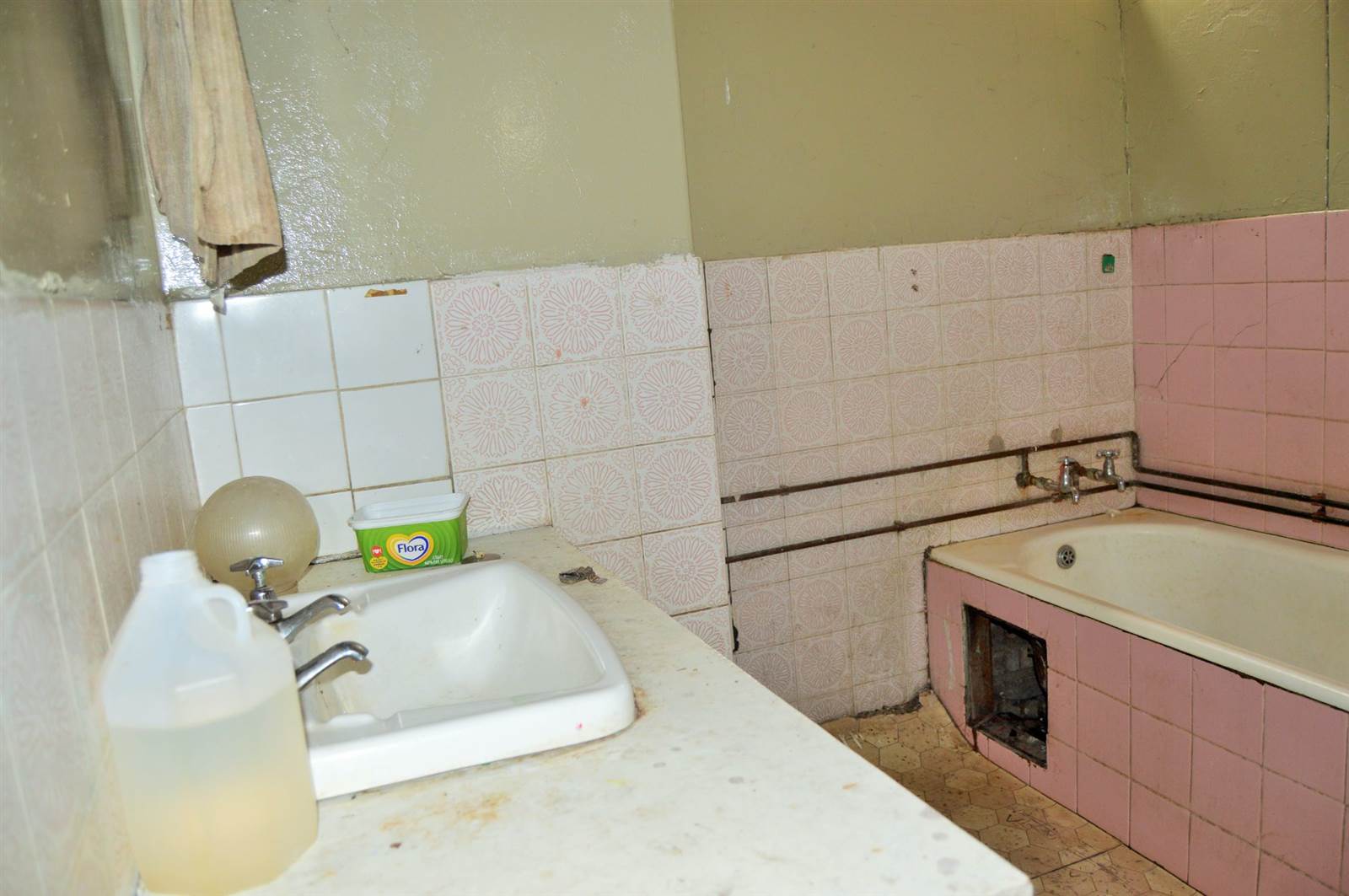 3 Bed Apartment in Hillbrow photo number 10