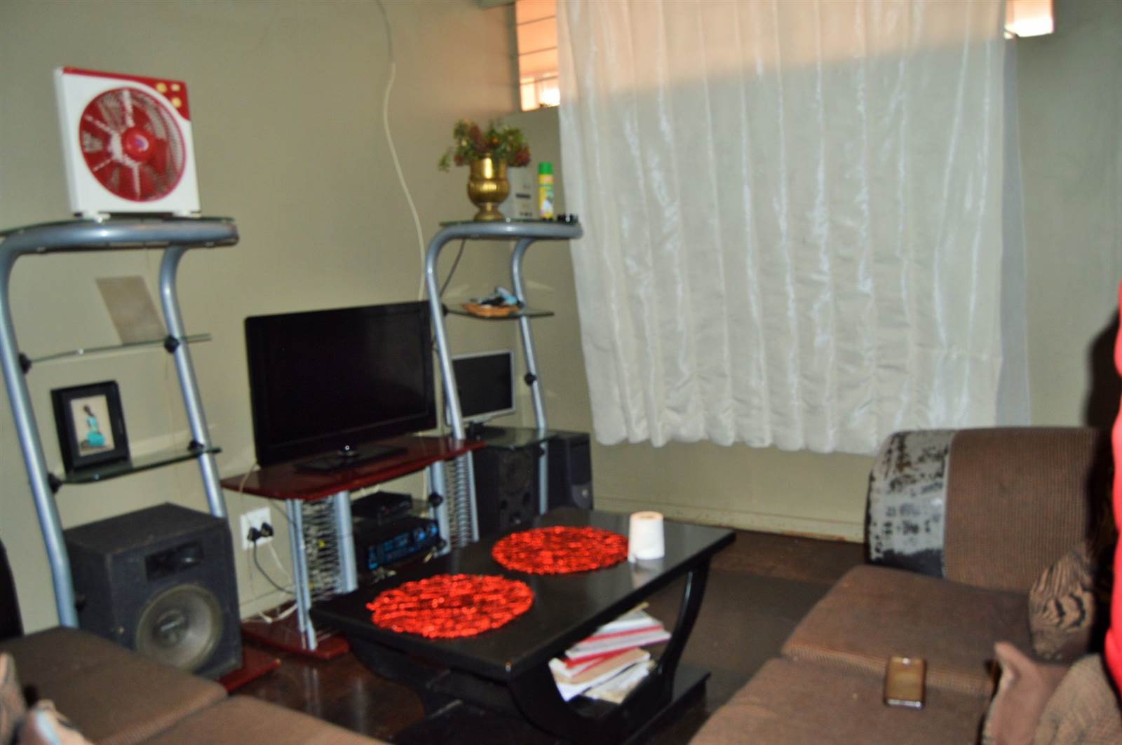 3 Bed Apartment in Hillbrow photo number 4