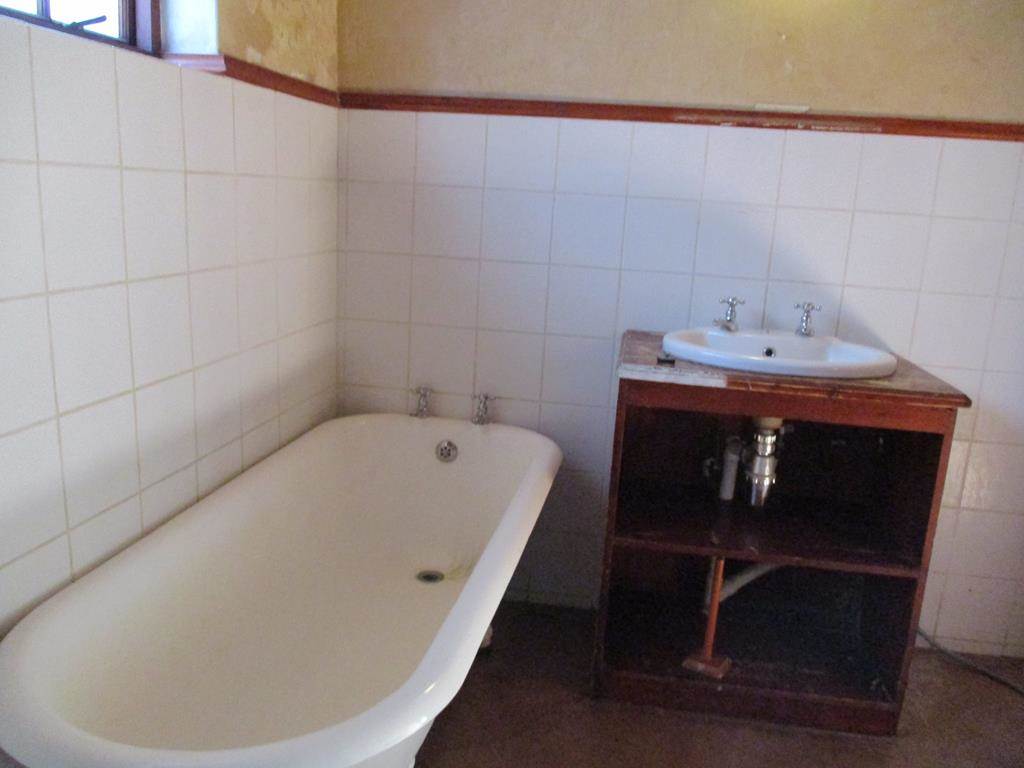 2 Bed House in Graaff Reinet photo number 13