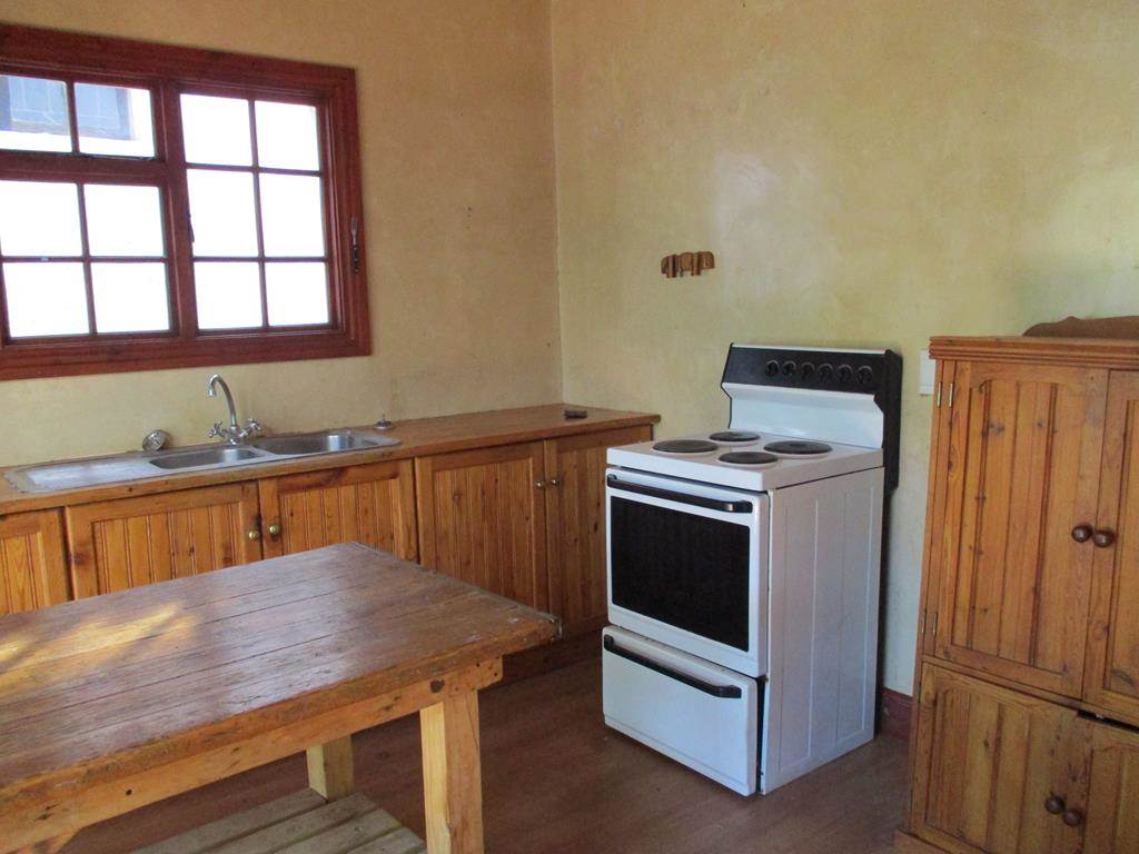 2 Bed House in Graaff Reinet photo number 3