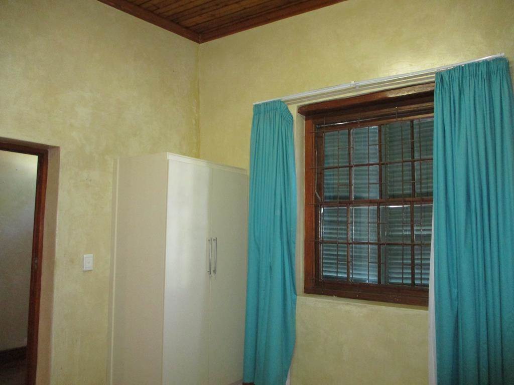 2 Bed House in Graaff Reinet photo number 10