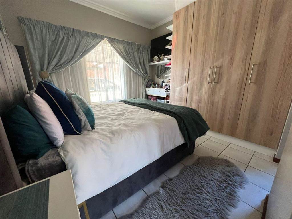 3 Bed Townhouse in Trichardt photo number 4