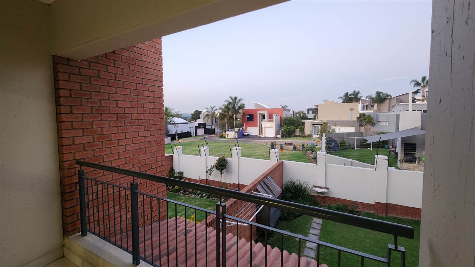 2 Bed Apartment in Greenstone Hill photo number 3