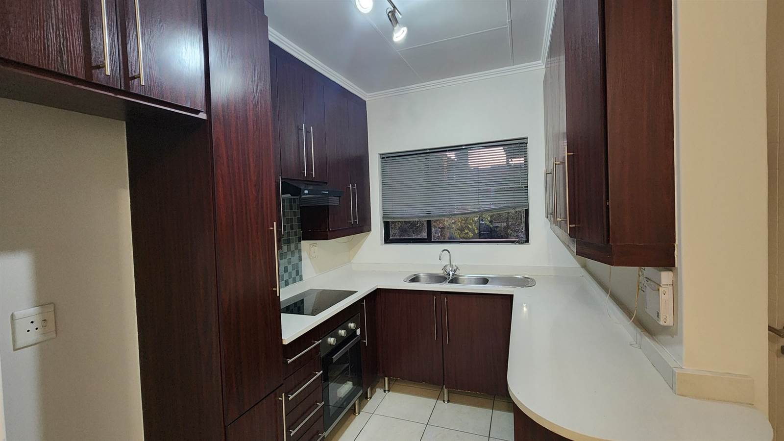 2 Bed Apartment in Greenstone Hill photo number 11