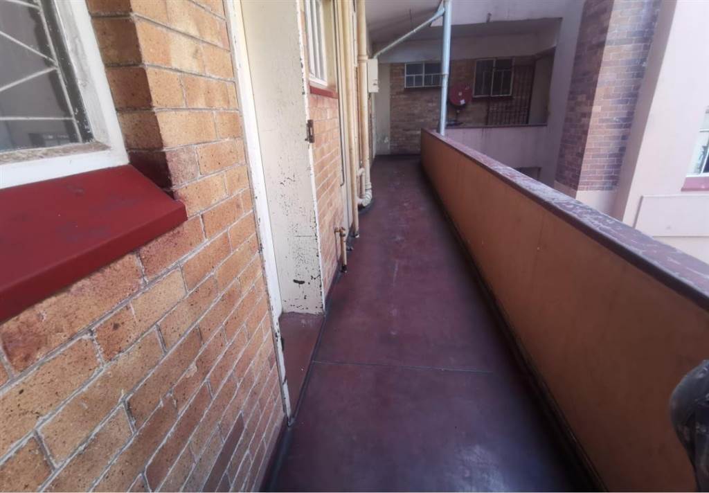 2 Bed Apartment in Hillbrow photo number 3