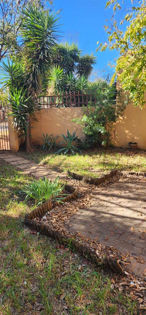 2 Bed Townhouse in Uitsig photo number 14