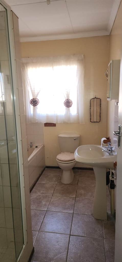 2 Bed Townhouse in Uitsig photo number 7