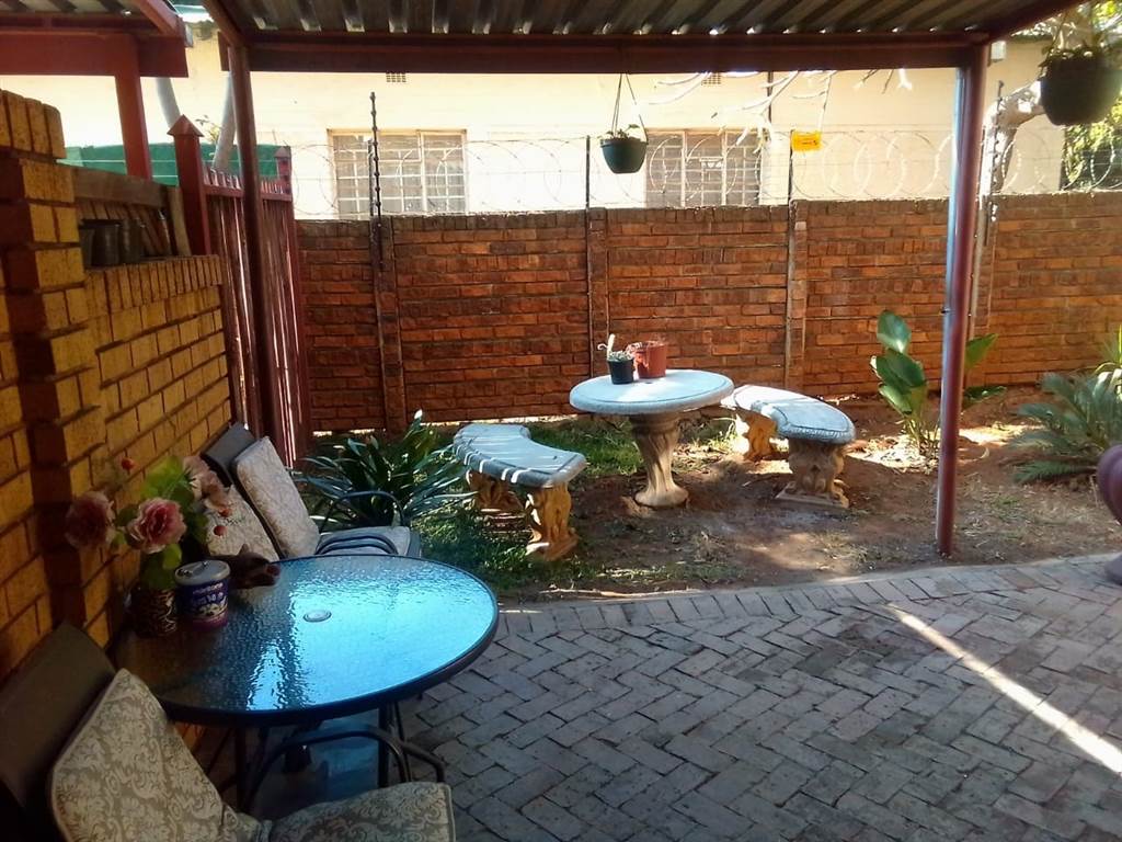 2 Bed Apartment in Pretoria Gardens photo number 14