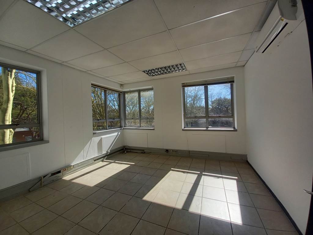427  m² Office Space in Faerie Glen photo number 12
