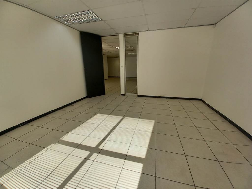427  m² Office Space in Faerie Glen photo number 18