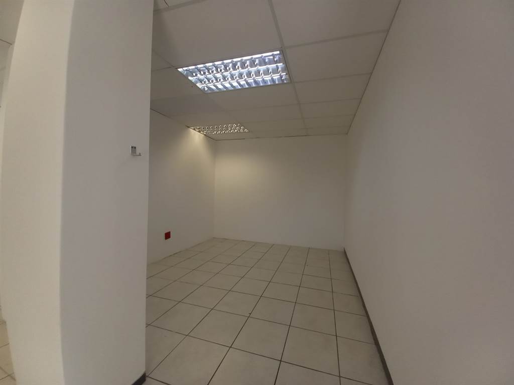 427  m² Office Space in Faerie Glen photo number 9