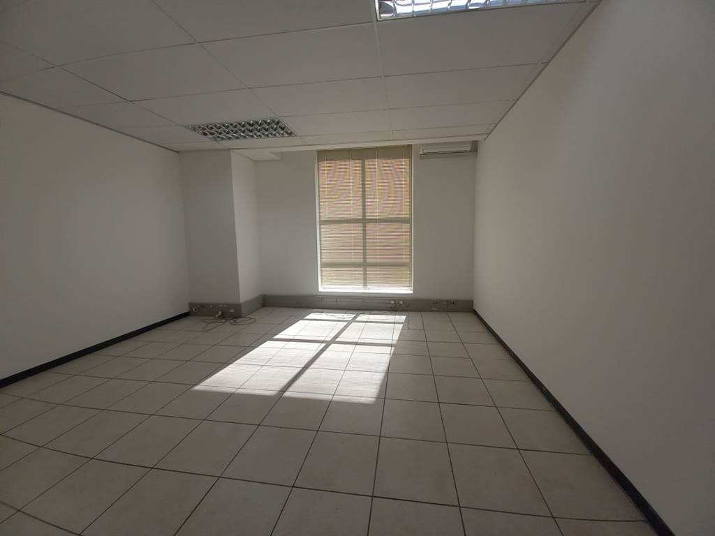 427  m² Office Space in Faerie Glen photo number 16