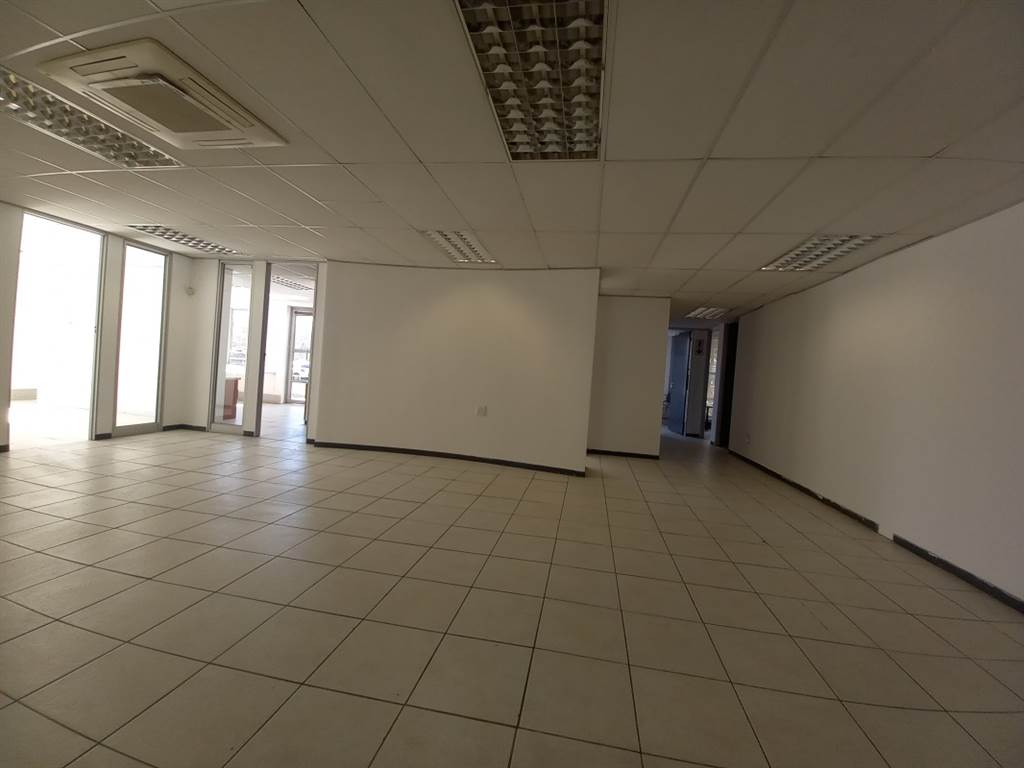 427  m² Office Space in Faerie Glen photo number 8