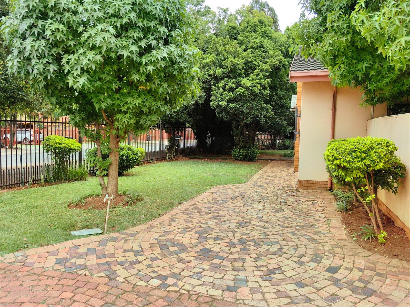 3 Bed House in Parktown Estate photo number 3