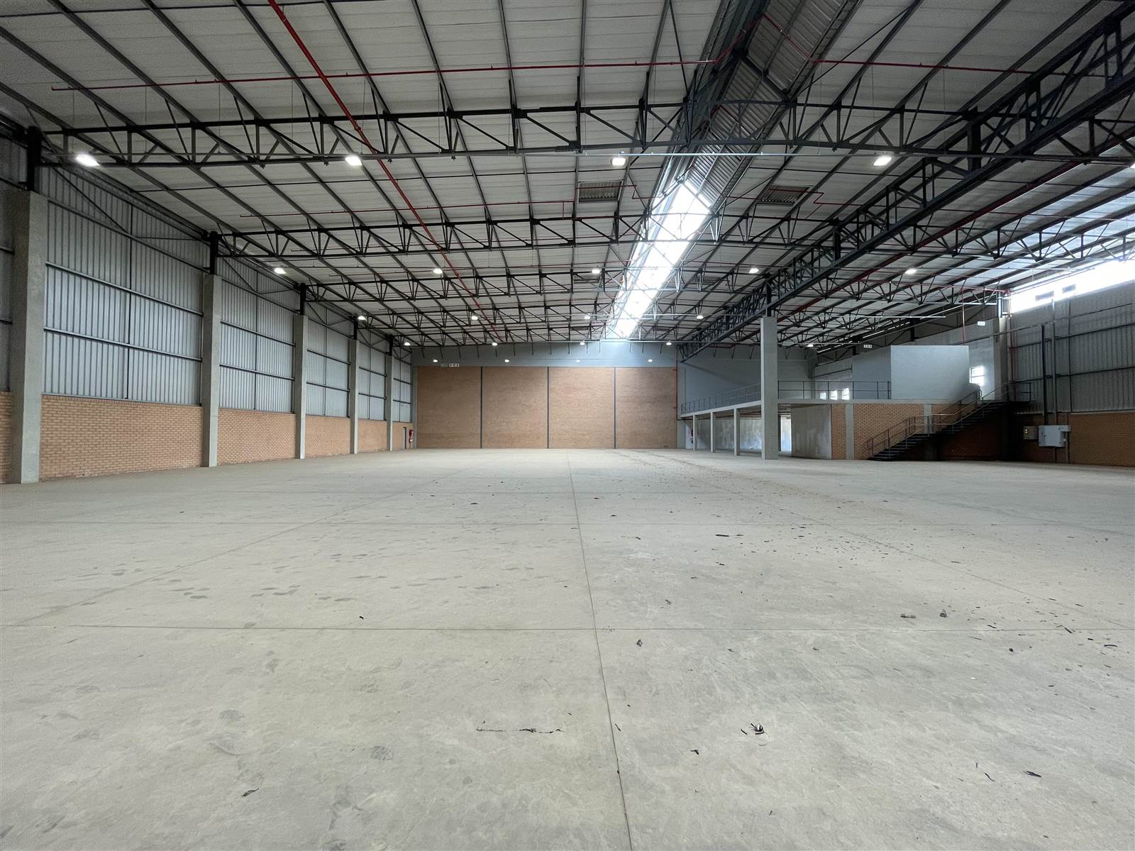 2143  m² Industrial space in Gosforth Park photo number 3