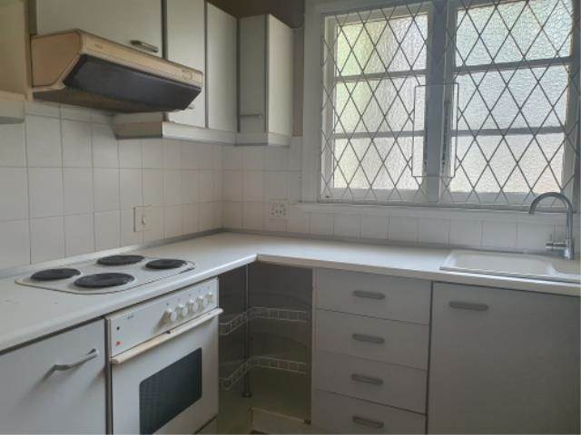 2 Bed Apartment in Essenwood photo number 3