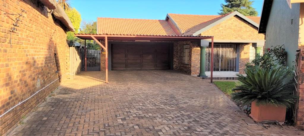 3 Bed House in Kanonkop photo number 2