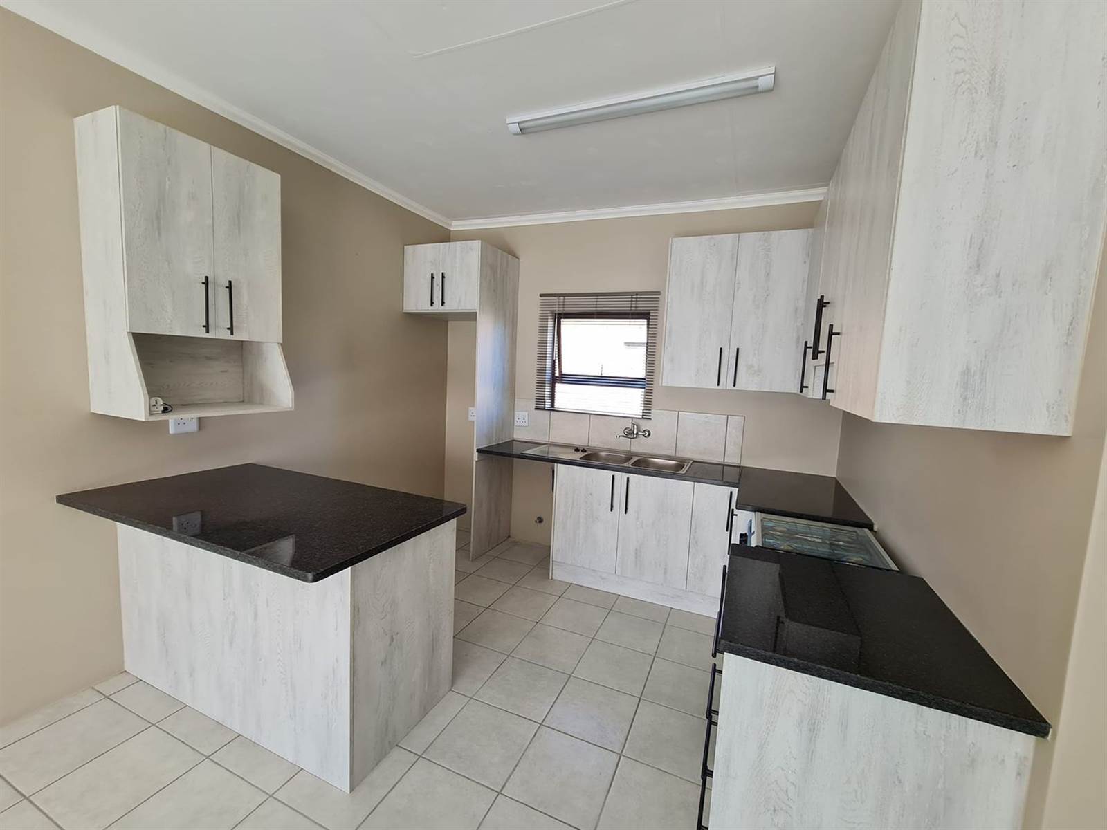 2 Bed Townhouse in Trichardt photo number 4