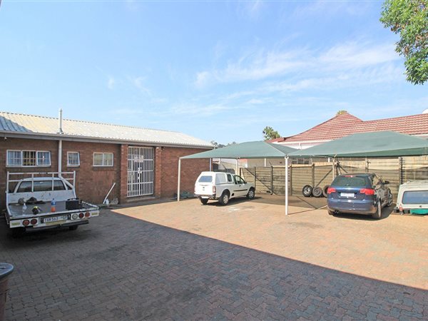 892  m² Commercial space