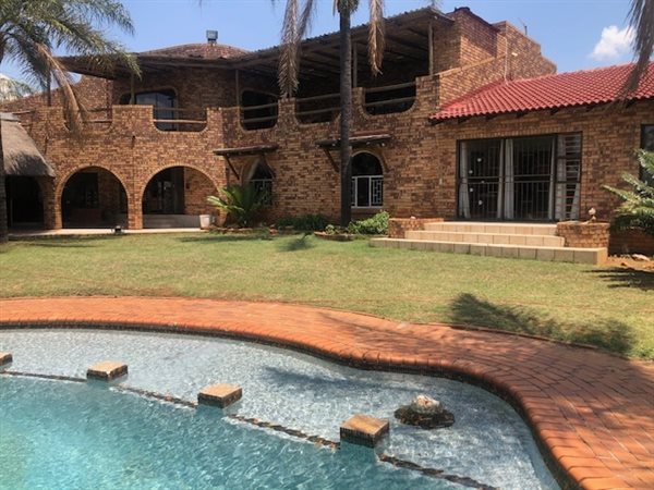 11 Bed House in Eye of Africa