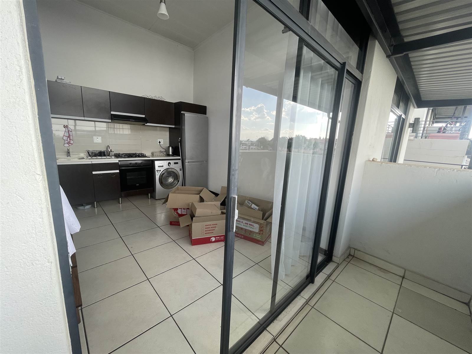 1 Bed Apartment in Helderfontein Estate photo number 4