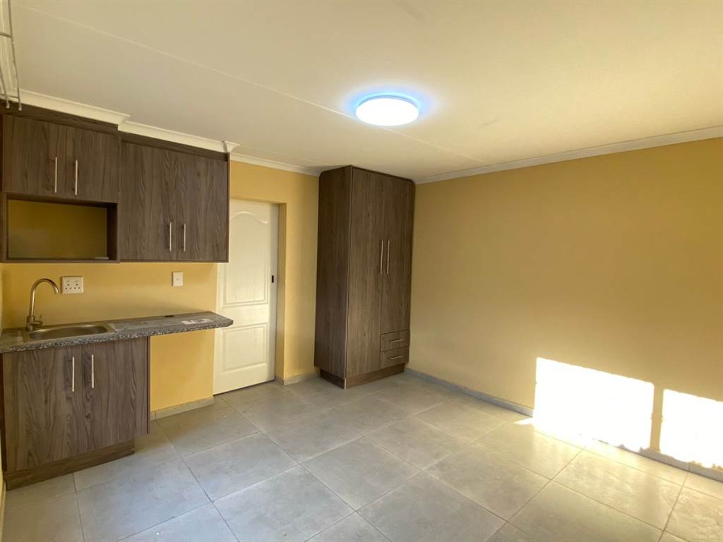 1 Bed Apartment in Etwatwa photo number 2