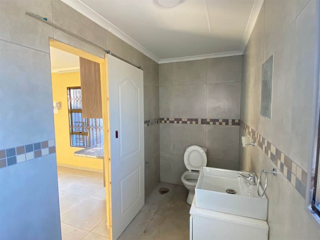 1 Bed Apartment in Etwatwa photo number 4