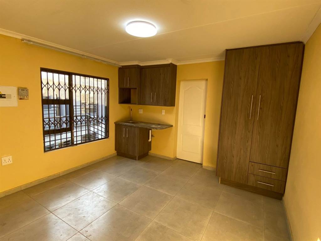 1 Bed Apartment in Etwatwa photo number 3