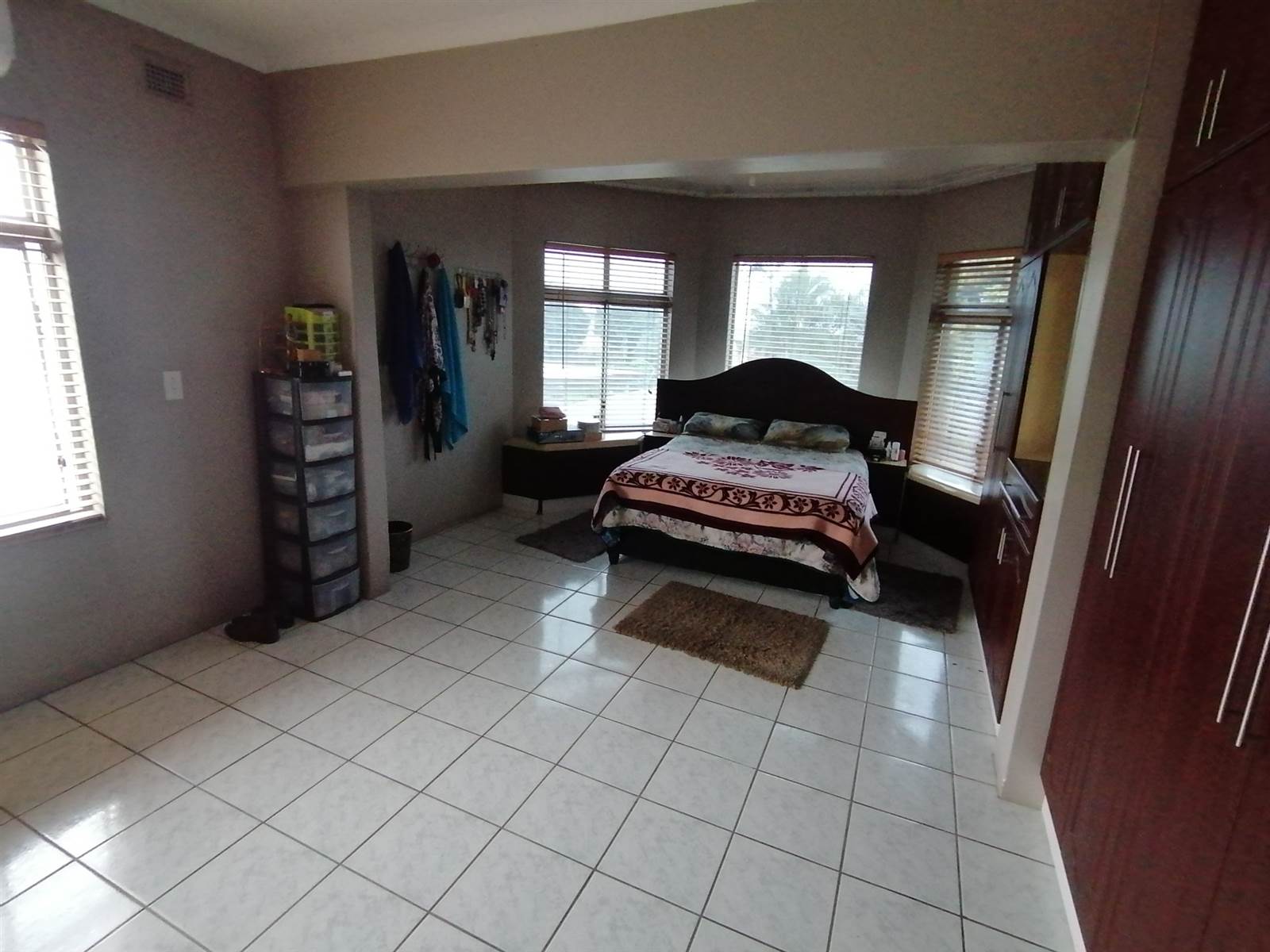 6 Bed House in Durban CBD photo number 3