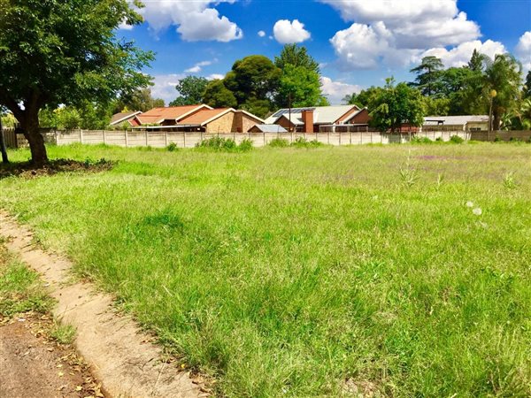 1792 m² Land available in Valhalla