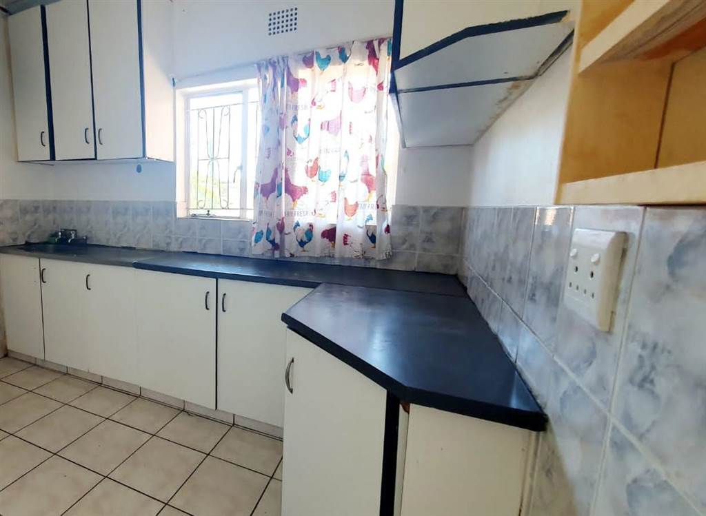 2 Bed Apartment in Empangeni Central photo number 4