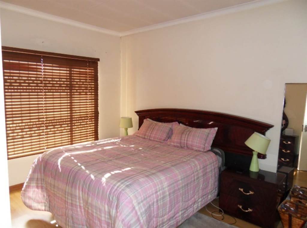 2 Bed Townhouse in Mondeor photo number 16