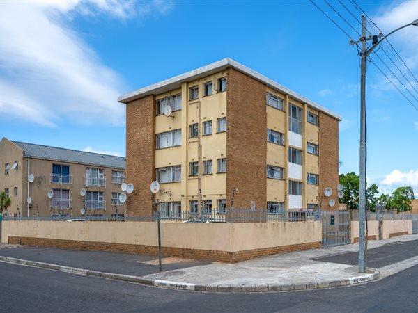 3 Bed Apartment in Parow Central