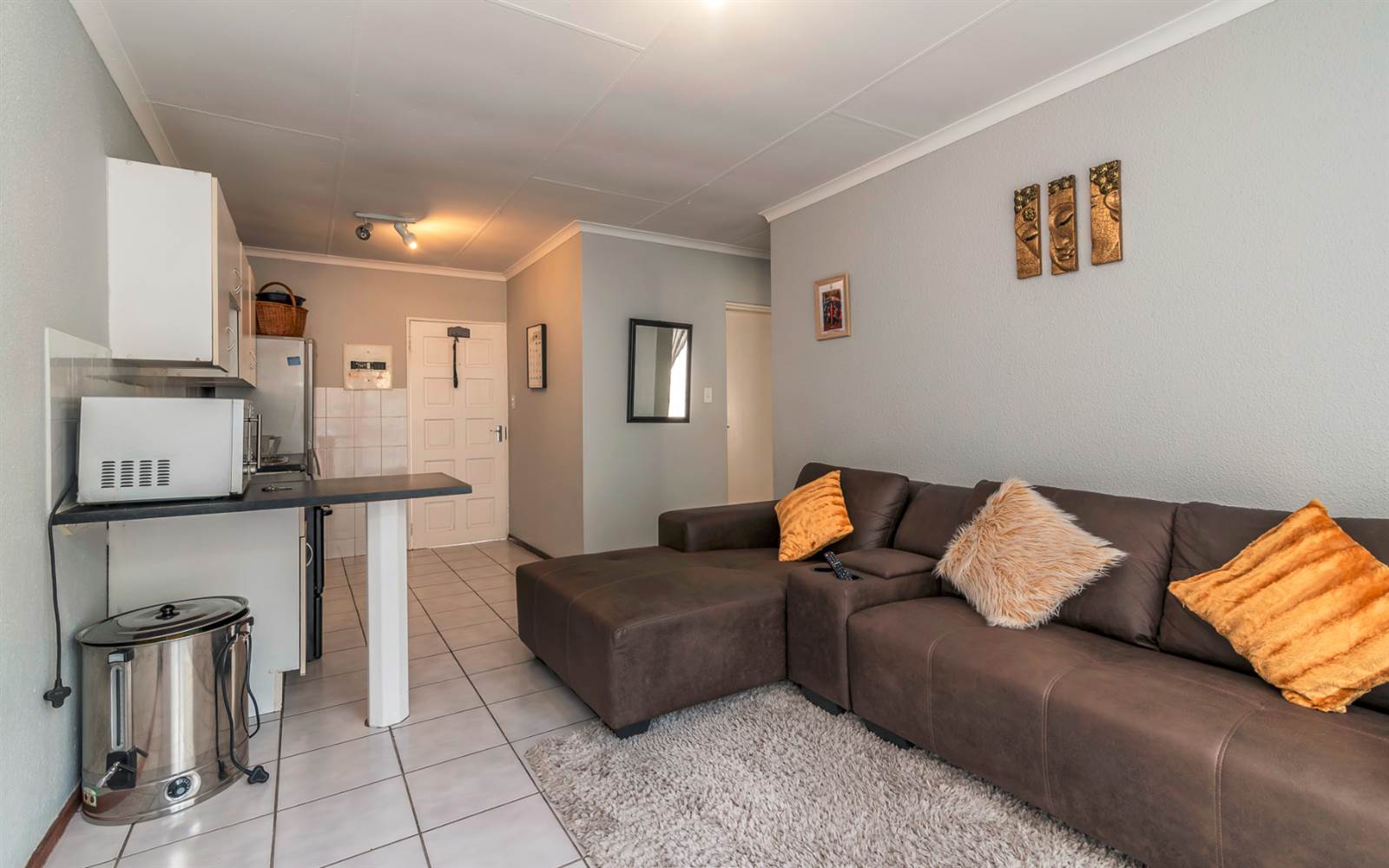 2 Bed Townhouse in Douglasdale photo number 3
