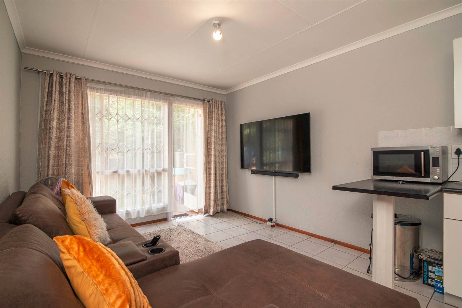 2 Bed Townhouse in Douglasdale photo number 5