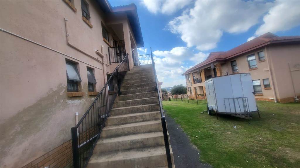 2 Bed Townhouse in Grobler Park photo number 12