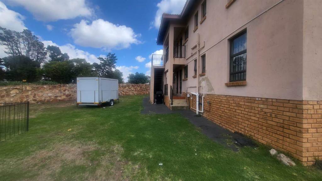 2 Bed Townhouse in Grobler Park photo number 10