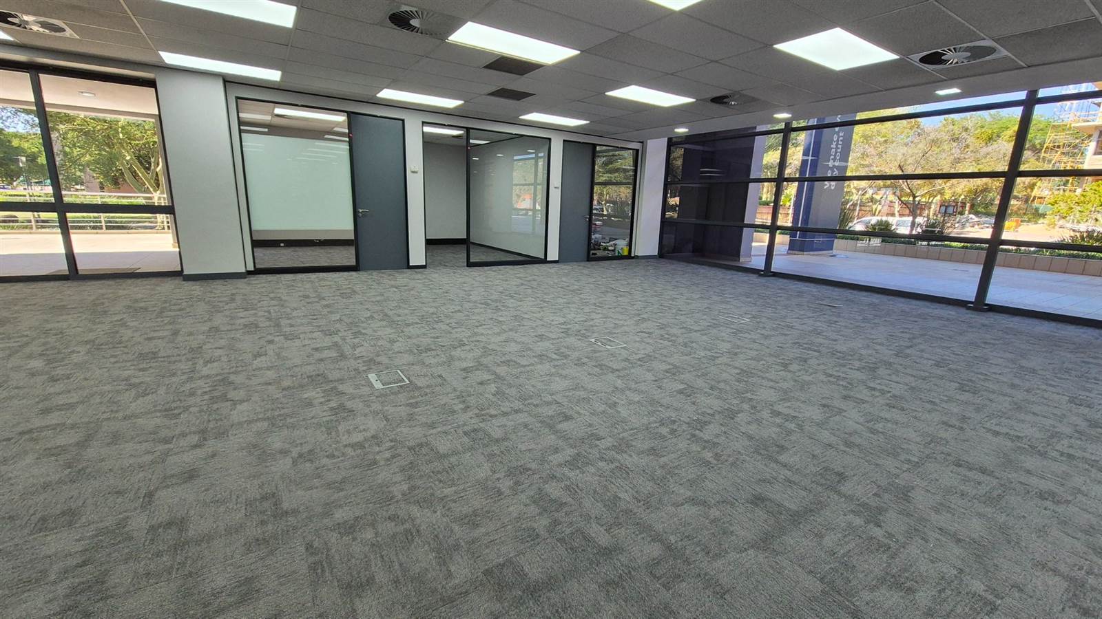 350  m² Office Space in Lydiana photo number 2