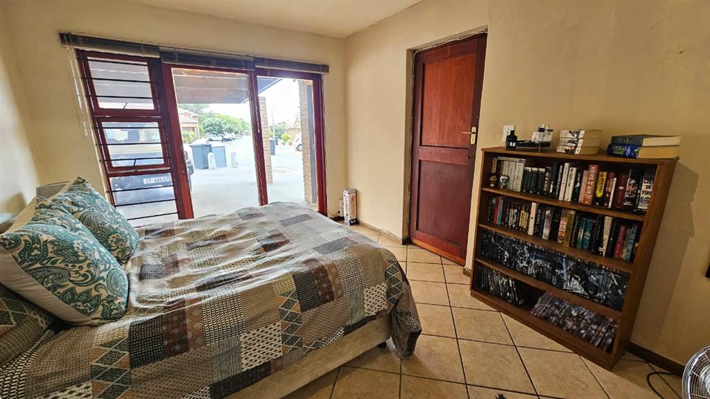 3 Bed Townhouse in Bellville Central photo number 23