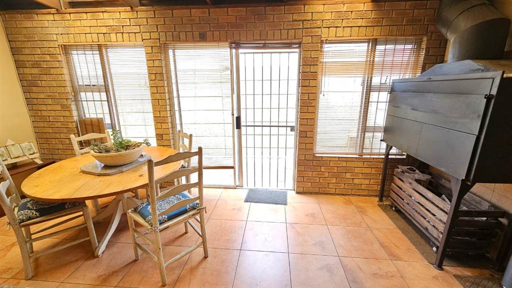 3 Bed Townhouse in Bellville Central photo number 15