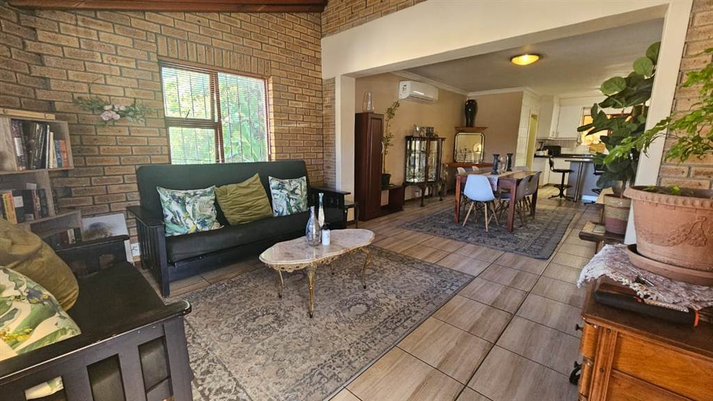 3 Bed Townhouse in Bellville Central photo number 3