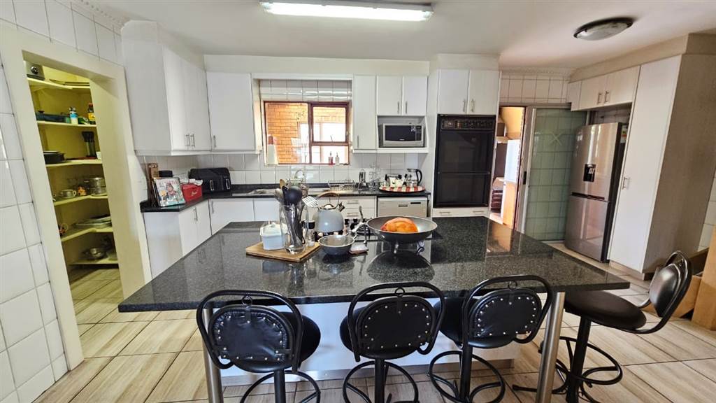 3 Bed Townhouse in Bellville Central photo number 9